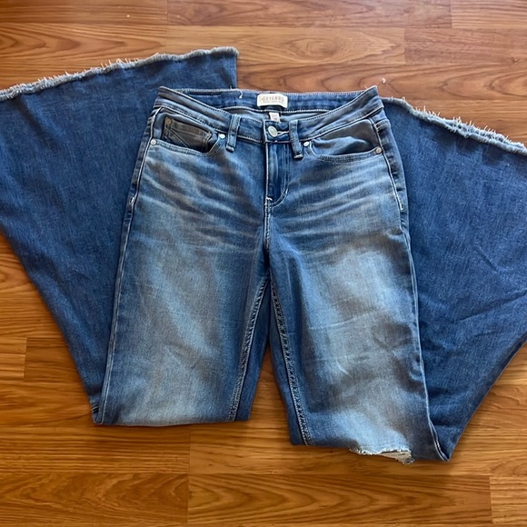 Shyanne bell bottom/flare jeans - Picture 2 of 8